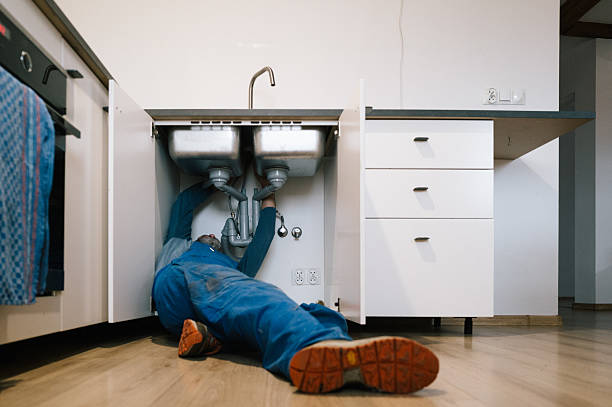 Professional Emergency Plumber technician working in Gulston, KY